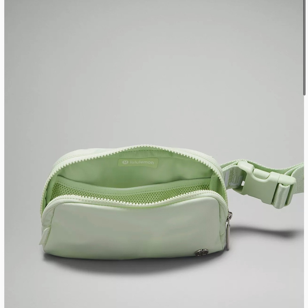 NEW LULULEMON EVERYWHERE BELT BAG KOHLRABI GREEN/WHITE - Picture 5 of 8